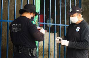 Policiais realizam vistoria e retiram drogas e barras de ferro de penitenciária em Picos (Foto: -)