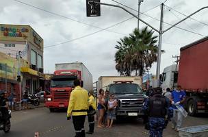 Mototaxista e passageiro morrem depois de serem atropelados por carreta (Foto: -)