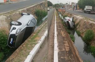 Motorista perde o controle da direção e carro cai em galeria na zona Norte (Foto: -)