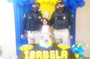 Menina fã da PRF ganha festa com a presença de policiais em seu aniversário no Piauí (Foto: -)