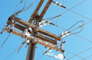 Caminhão arrasta fiação e deixa moradores sem energia elétrica no Dirceu (Foto: -)