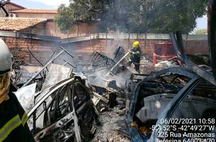 Incêndio atinge sucata na zona Norte de Teresina e assusta moradores (Foto: -)