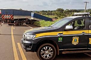 Caminhoneiro com sinais de embriaguez é preso depois de se envolver em acidente (Foto: -)