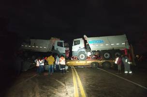 Colisão entre carretas interdita pista por mais de 15 horas em BR no Piauí (Foto: -)
