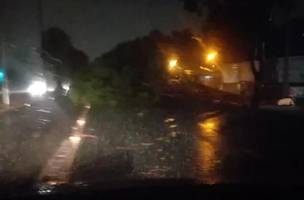 Bairros ficam sem energia elétrica e registram alagamentos depois de forte chuva (Foto: -)