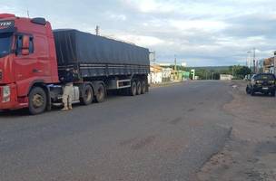 Polícia Rodoviária Federal apreende carregamento de madeira ilegal (Foto: -)