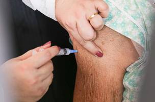 FMS aplica segunda dose da vacina contra covid-19 em idosos de 79 e 80 anos (Foto: -)