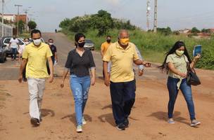Dr. Pessoa e Thanandra Sarapatinhas visitam terreno onde será construído centro de zoonoses (Foto: -)