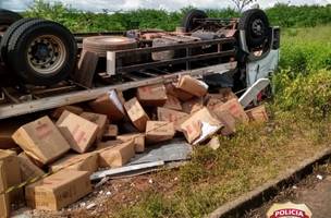 Caminhão tomba em rodovia e PF apreende mais de 750 caixas de cigarros no litoral do Piauí (Foto: -)