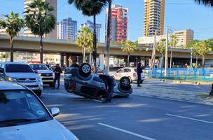 Idoso passa mal, perde o controle do carro e capota na Avenida Marechal Castelo Branco (Foto: -)