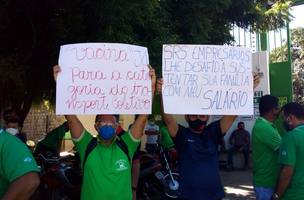 Motoristas e cobradores paralisam atividades por falta de salário e pedem doação de alimentos (Foto: -)
