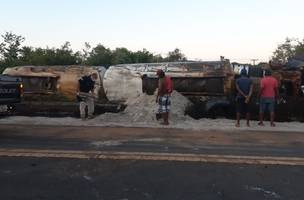 Carreta carregada de óleo lubrificante tomba e derrama parte da carga na BR 343 (Foto: -)