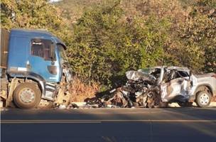 Acidente com caminhão mata duas pessoas e deixa outra ferida na BR 135 (Foto: -)