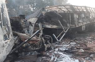 Colisão entre caminhões deixa motorista gravemente ferido em Piripiri (Foto: -)