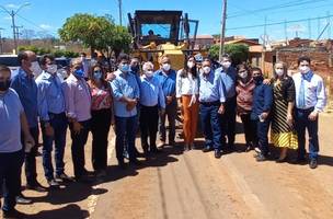 Elmano Férrer visita as obras de asfaltamento na travessia urbana da BR 316 em Picos (Foto: -)