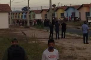 Famílias que invadiram casas da Caixa Econômica são retiradas depois de negociações (Foto: -)