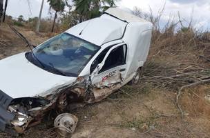 Acidente envolvendo três veículos deixa duas pessoas feridas na BR 343 (Foto: -)