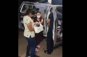 Mulher dá à luz dentro de viatura da PM no interior do Piauí; assista ao vídeo (Foto: -)