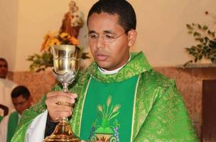 Padre que teve caso amoroso com jovem é expulso da Diocese de Campo Maior (Foto: -)