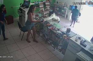 Acusada de assaltar farmácia com arma caseira é presa pela PM no Piauí; assista (Foto: -)