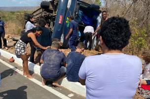 Grave acidente com ônibus deixa três mortos e vários feridos na BR-135, interior do Piauí (Foto: -)