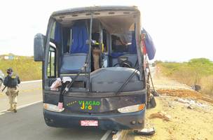 PRF afirma que ônibus que tombou na BR-135 vinha de Brasília para Parnaíba; três pessoas morreram (Foto: -)