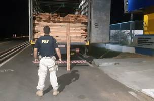 PRF apreende carga ilegal de madeira em Valença do Piauí; motorista é autuado (Foto: -)