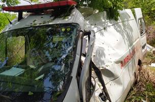 Motorista de ambulância morre ao bater em árvore na BR 135, interior do Piauí (Foto: -)
