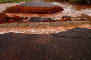 Forte chuva rompe estrada que liga as cidades de Curimatá e Morro Cabeça no Tempo (Foto: -)