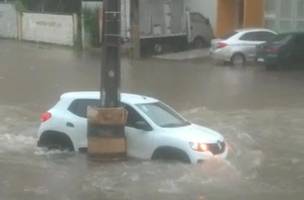 Teresina registra grande volume de chuvas e ruas ficam alagadas; Instituto emite novo alerta (Foto: -)