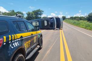 Motorista perde controle e capota ônibus na BR 135; cinco pessoas ficaram feridas (Foto: -)