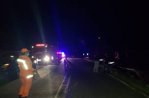 Acidente com caminhão que carregava combustível deixa pessoa gravemente ferida (Foto: -)