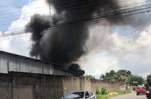 Incêndio de grandes proporções atinge garagem de empresa de ônibus em Teresina (Foto: -)