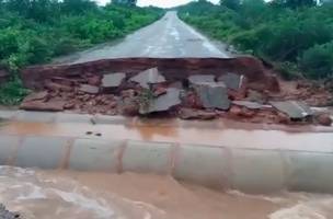 Forte chuva rompe estrada que liga Jacobina do Piauí e Conceição do Canindé (Foto: -)