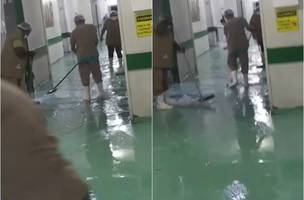 Corredores do Hospital Tibério Nunes ficam alagados por conta da chuva (Foto: -)
