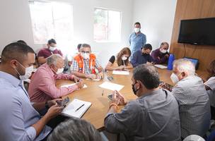 Membros da Prefeitura se reúnem para tratar de ações de prevenção a alagamentos (Foto: -)