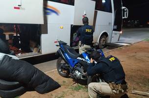 Polícia recupera motocicleta roubada sendo transportada em ônibus de turismo (Foto: -)