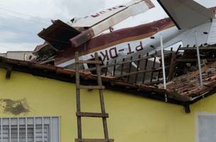 Avião bimotor cai sobre residências na cidade de Balsas; assista ao vídeo (Foto: -)