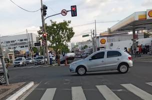 Mulher fica ferida depois de carro capotar na Avenida Nossa Senhora de Fátima (Foto: -)