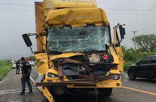 Motorista de caminhão dos Correios fica gravemente ferido ao se envolver em acidente (Foto: -)
