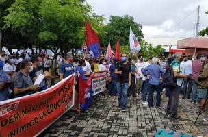 Dr. Pessoa é alvo de protesto por crise na Educação e transporte coletivo de Teresina (Foto: -)