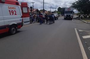 Acidente envolvendo ônibus e motocicleta deixa mulher gravemente ferida (Foto: -)