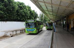 Setut diz que Sintetro está impedindo saída dos ônibus e descumprindo ordem do TRT (Foto: -)