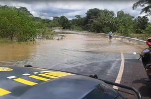 Trecho da BR-222 em Batalha é interditado depois de Rio dos Matos transbordar (Foto: -)