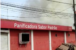 Incêndio de grande proporção destrói parte de panificadora na zona Sul de Teresina (Foto: -)