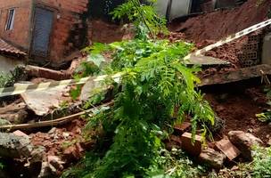 Deslizamento de terra desabriga três famílias na Vila da Paz, diz Defesa Civil (Foto: -)