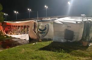 Caminhão carregado de cerveja tomba e deixa feridos na BR 316 em Teresina (Foto: -)