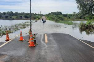 Nível das águas na Lagoa do Portinho não diminui e trecho da BR-402 segue interditado (Foto: -)