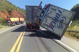 Trecho da BR 135 fica interditado depois de acidente com três carretas (Foto: -)