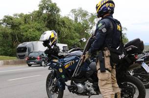 Motorista morre e passageiro fica gravemente ferido depois de caminhão tombar (Foto: -)